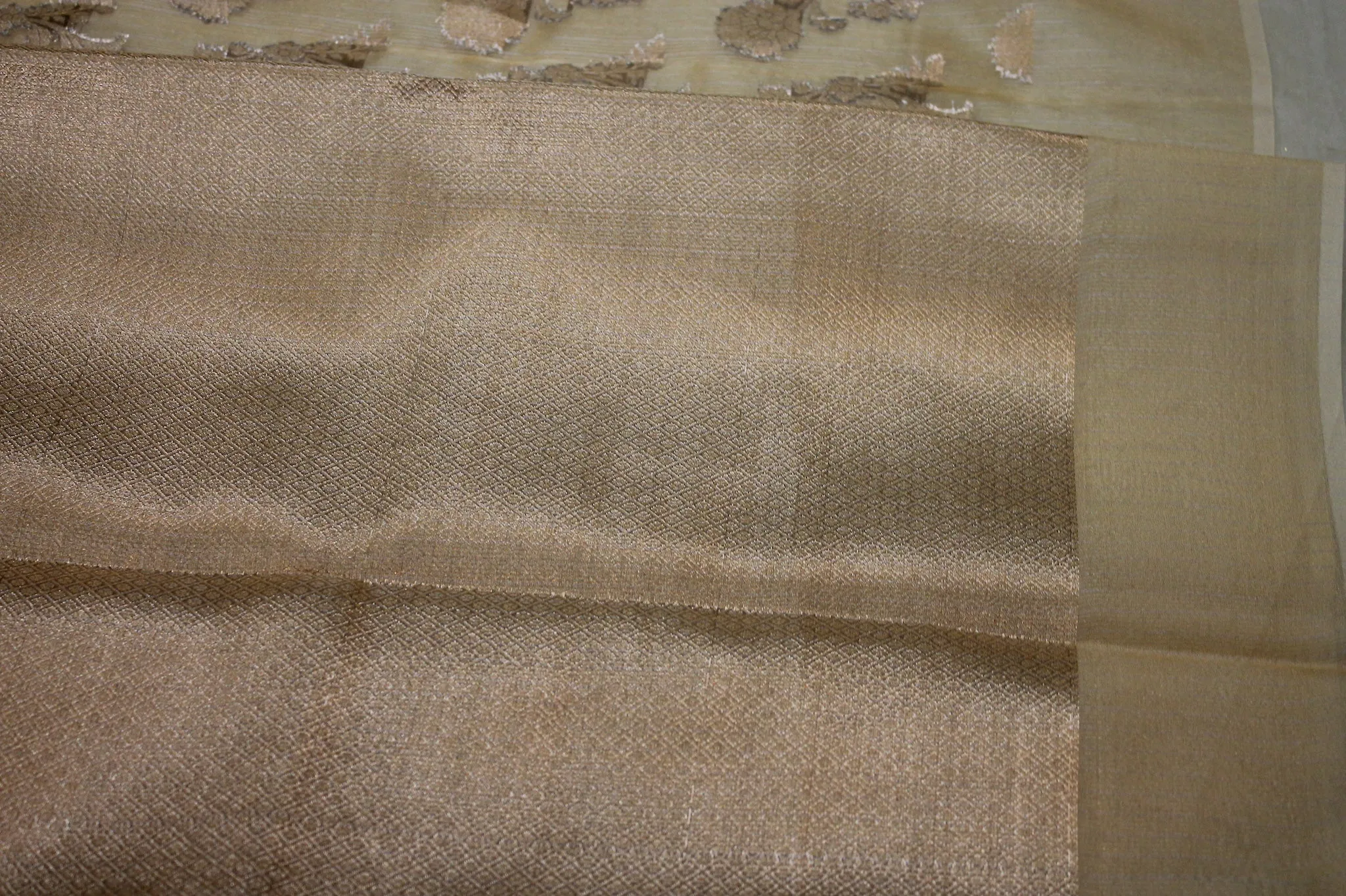 Chic Crème Pure Tissue Silk Banarasi Saree | Exquisite Gold Jaal Design